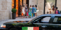 ragazze che fanno shopping in una limousine