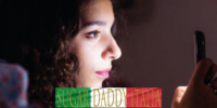 ragazza in chat sul cellulare nei social network di sugardaddies in Italia