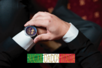 L'uomo impegnato guarda l'orologio