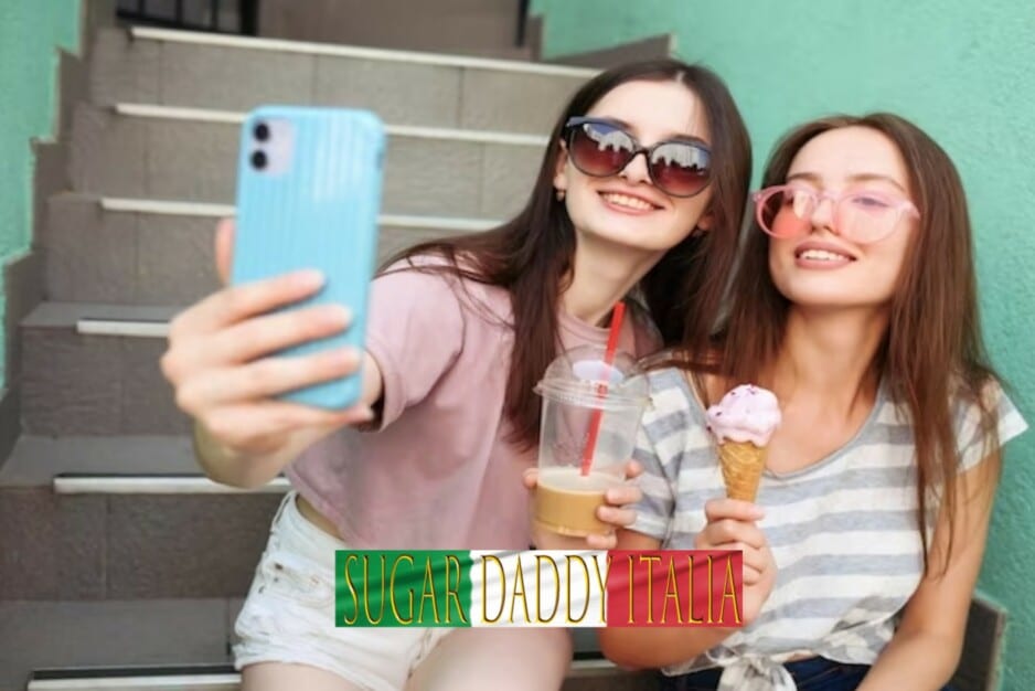 Due ragazze della generazione Z si scattano una foto selfie e sorridono mentre mangiano un caffè e un gelato