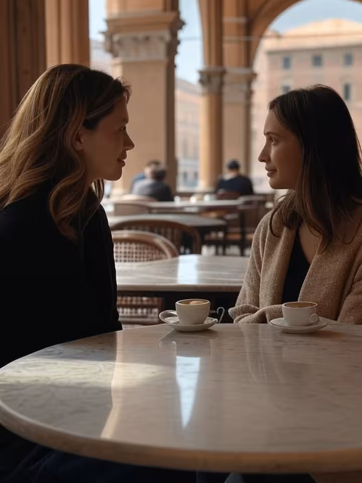 coppia elegante in conversazione intima in un caffè storico italiano sotto i portici di Bologna